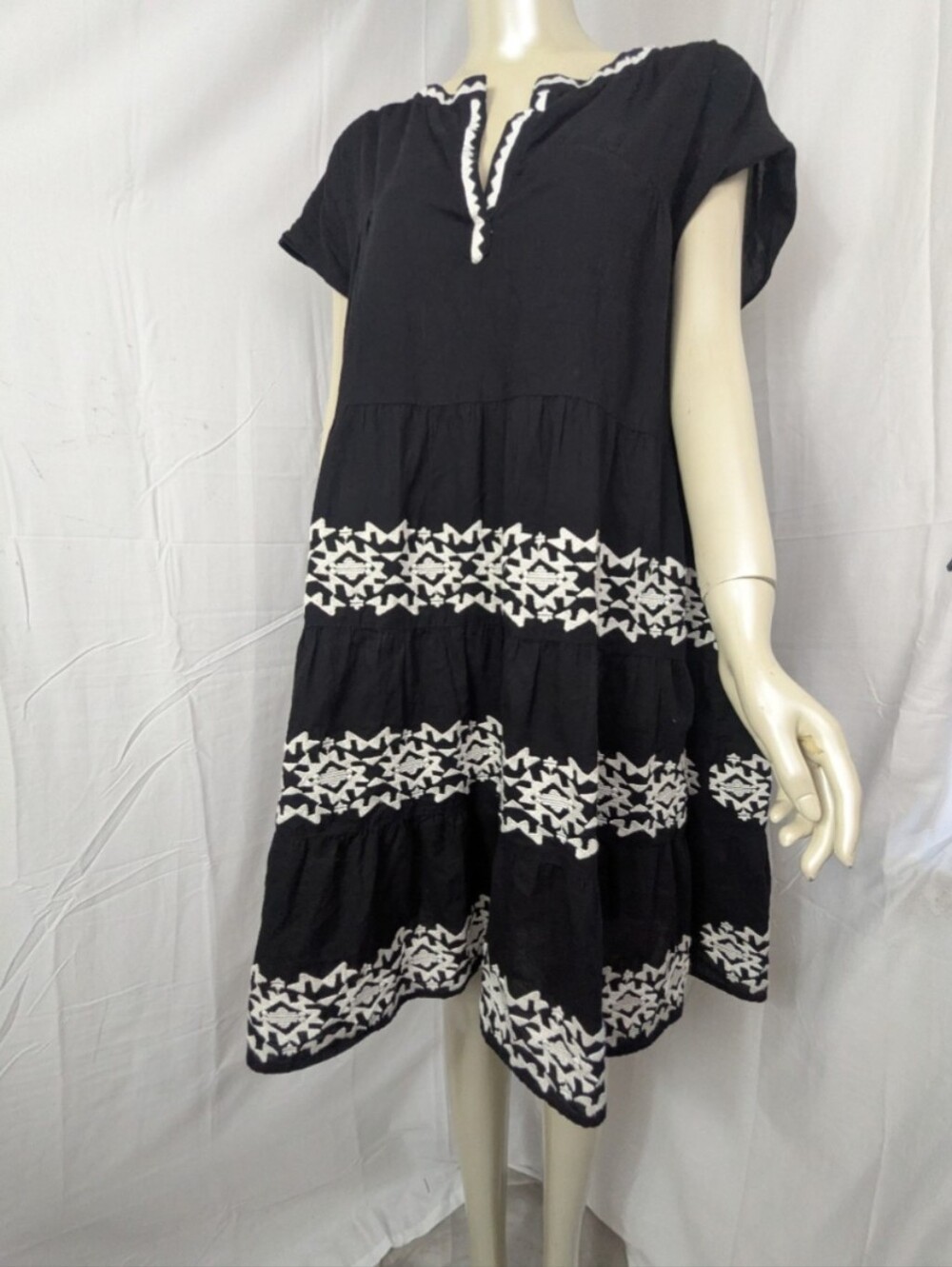 Roller Rabbit With Embroidered Whit Floral Accents Black Dress Size Large